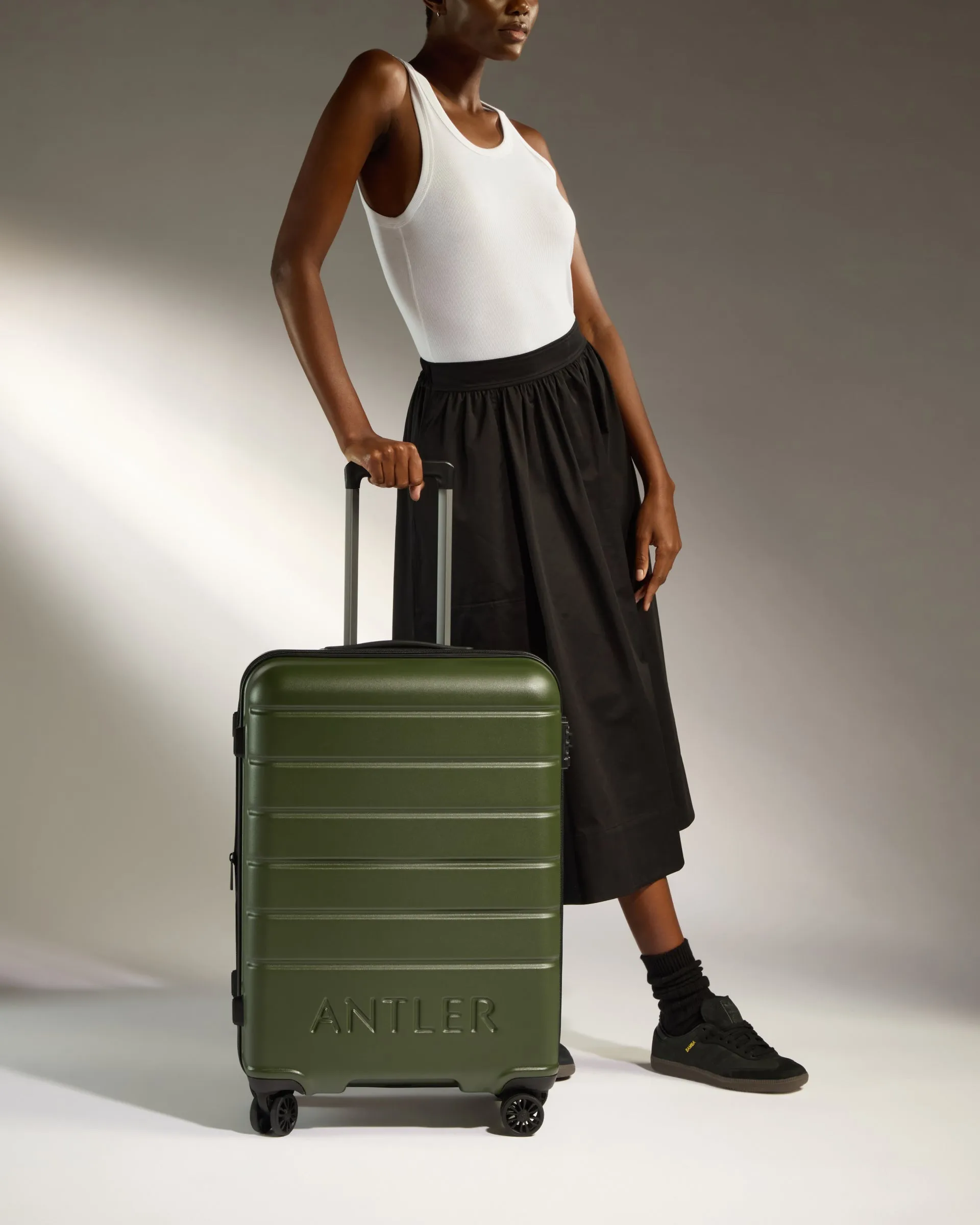 Medium Luggage in Pine - Logo