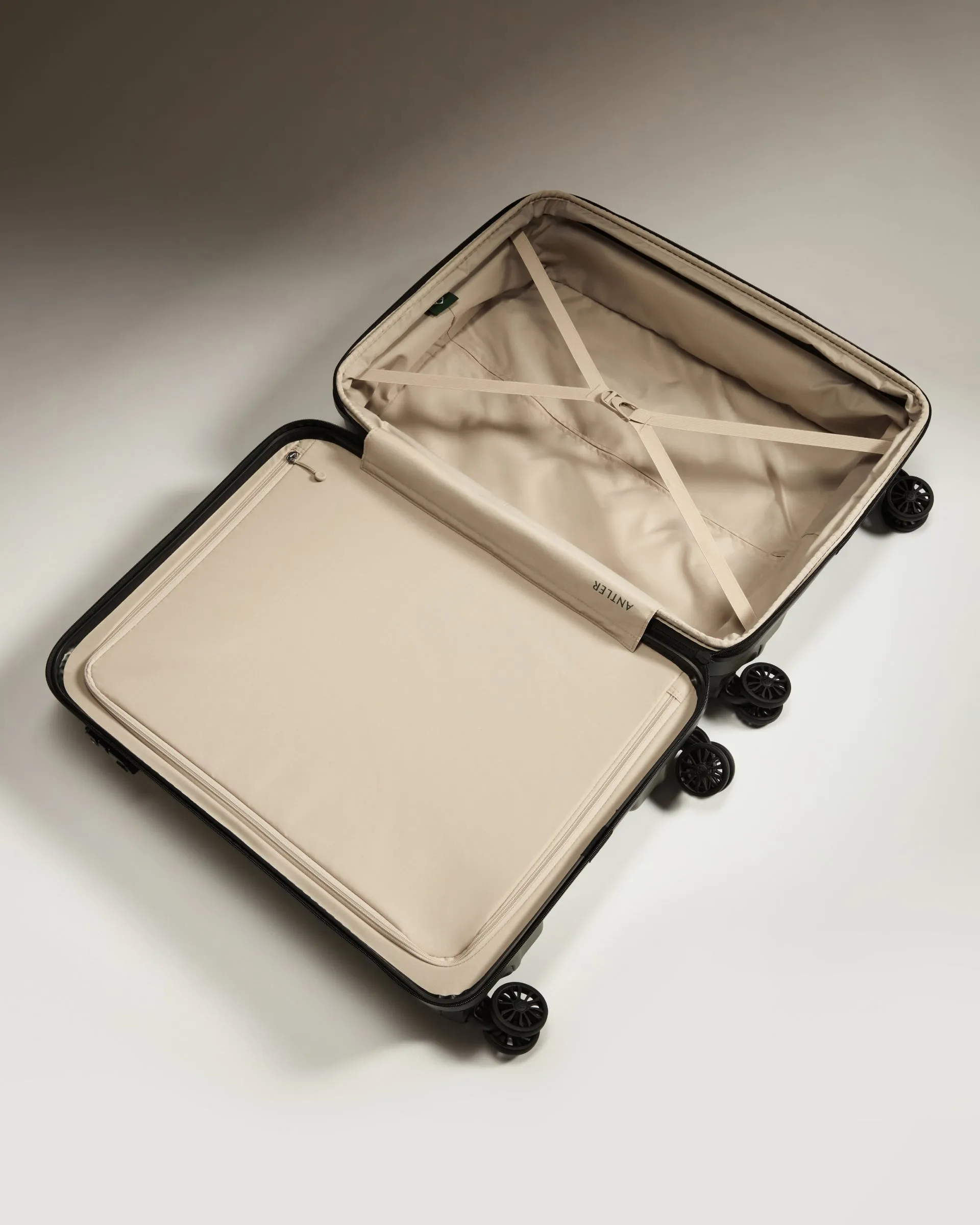 Medium Luggage in Pine - Logo