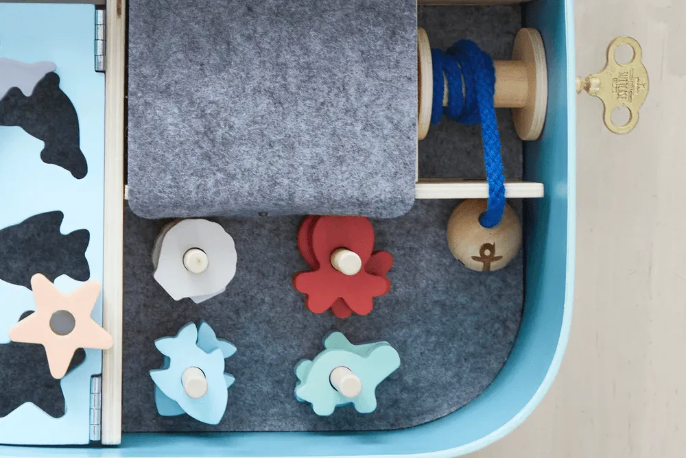 The Wonderful Little Suitcase - Ocean Lover - 3  (store sample very good condition)